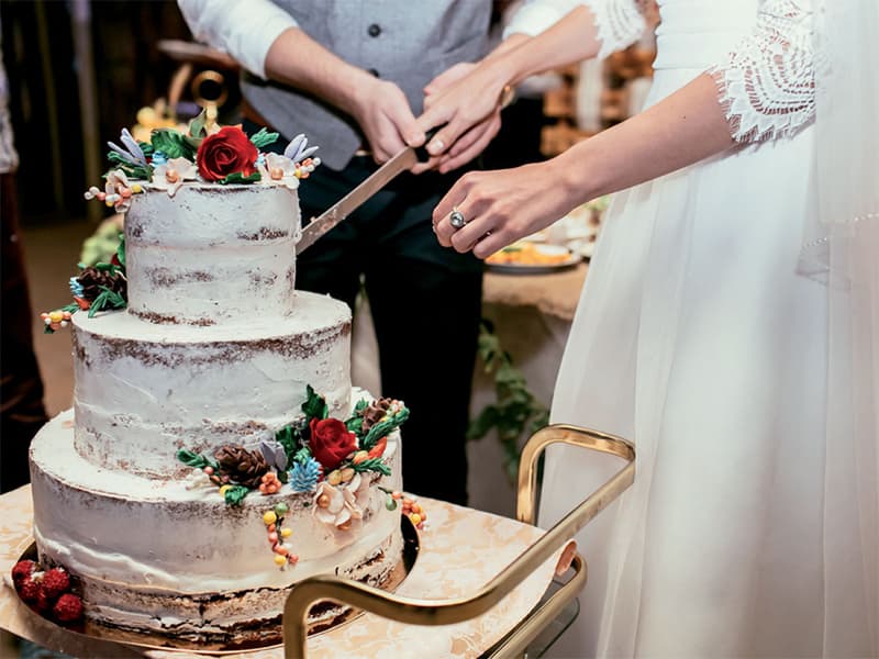 cắt bánh cưới