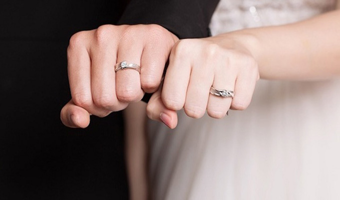 Vợ chồng ở Việt Nam thường đeo nhẫn cưới tay nào?