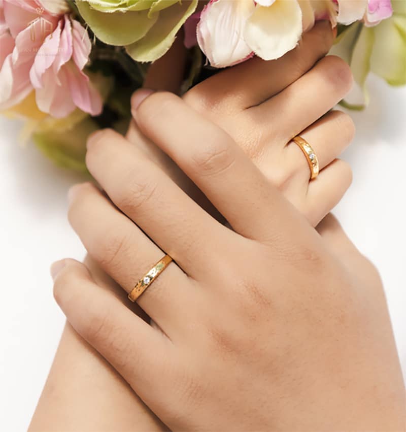 Chụp ảnh cưới với ý tưởng hai tay đeo nhẫn đặt lên nhau